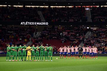 Jugadores, árbitros y afcinados guardan un minuto de silencio por Pelé antes del partido de LaLiga jugado entre el Atlético de Madrid y el Elche en el Estadio Metropolitano.