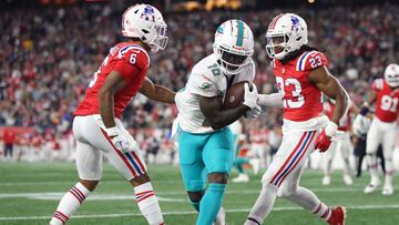 FOXBOROUGH, MASSACHUSETTS - SEPTEMBER 17: Tyreek Hill #10 of the Miami Dolphins catches a pass for a touchdown against Christian Gonzalez #6 and Kyle Dugger #23 of the New England Patriots during the second quarter at Gillette Stadium on September 17, 2023 in Foxborough, Massachusetts.   Adam Glanzman/Getty Images/AFP (Photo by Adam Glanzman / GETTY IMAGES NORTH AMERICA / Getty Images via AFP)