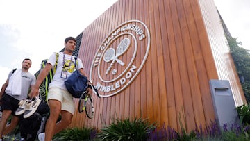 Carlos Alcaraz, con su fisio, Juanjo Moreno, camino del entrenamiento del s¨¢bado en Wimbledon.