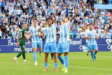 En uno de sus partidos más completos de la temporada, Larrubia dio los tres puntos al Málaga, con su primer tanto del curso. El centrocampista estuvo hábil para meter el pie en un rechace, a pesar de la fuerte velocidad a la que iba el balón. Además, estuvo muy participativo durante todo el encuentro, y gozó de dos ocasiones más para marcar.