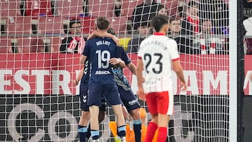 GIRONA, 01/03/2026.- Los jugadores del Celta celebran el 1-2, durante el partido de LaLiga de fútbol que Girona FC y Celta de Vigo disputan este domingo en el estadio municipal de Montilivi. EFE/David Borrat