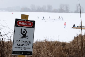 Se?al de advertencia de hielo peligroso en Frenchman¡¯s Bay, Pickering, Ontario (Canad¨¢). Esta ¨¢rea es conocida por su belleza natural y es un lugar popular para actividades al aire libre, especialmente en invierno. Sin embargo, las condiciones del hielo pueden ser muy cambiantes y peligrosas.