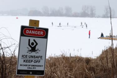 Señal de advertencia de hielo peligroso en Frenchman’s Bay, Pickering, Ontario (Canadá). Esta área es conocida por su belleza natural y es un lugar popular para actividades al aire libre, especialmente en invierno. Sin embargo, las condiciones del hielo pueden ser muy cambiantes y peligrosas.