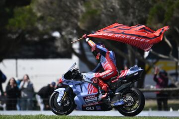 Marc Márquez celebra con una bandera con su logo y número, su victoria en el GP de Australia.