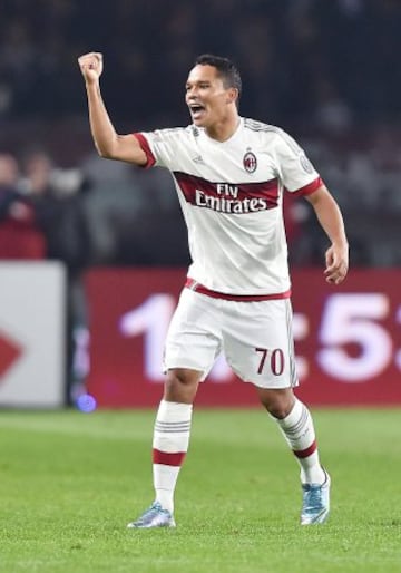 Carlos Bacca anota su cuarto gol con el Milan