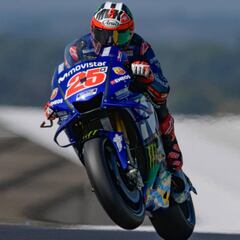 Maverick manda con show de Márquez: caída y vuelo sin un ala