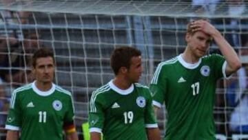 Los jugadores alemanes se lamentan tras uno de los goles de Suiza.