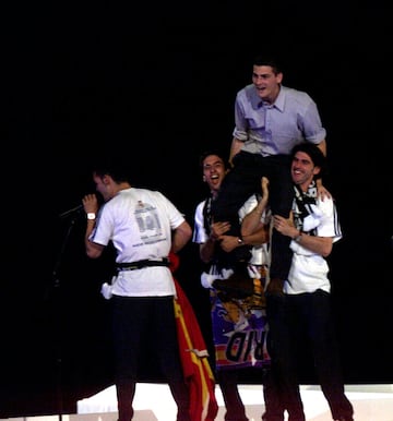 El portero madrileño ganó su segunda Champions el 15 de mayo de 2002 tras ganar 1-2 al Bayer Leverkusen en Glasgow.