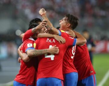 LIM05. LIMA (PERÚ), 13/10/2015.- El jugador chileno Eduardo Vargas celebra con sus compañeros después de anotar un gol hoy, martes 13 de octubre de 2015, durante un partido entre Chile y Perú por las eliminatorias al mundial de fútbol Rusia 2018, en el Estadio Nacional de Lima (Perú). EFE/Ernesto Arias