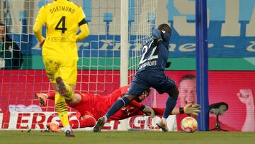 Bochum (Germany), 08/02/2023.- Dortmund's goalkeeper Gregor Kobel (C) in action against Bochum's Christopher Antwi-Adjei (R) during the German DFB Cup Round of 16 soccer match between VfL Bochum and Borussia Dortmund in Bochum, Germany, 08 February 2023. (Alemania, Rusia) EFE/EPA/FRIEDEMANN VOGEL