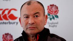 El seleccionador ingl&eacute;s de rugby Eddie Jones habla durante una rueda de prensa.