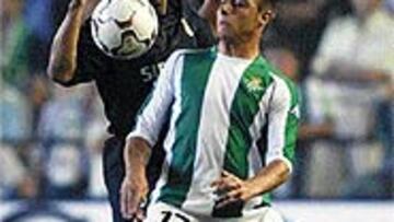 <B>MAGNÍFICO DUELO</B>. Joaquín intenta controlar el balón en presencia de Roberto Carlos. El choque entre ambos acabó en tablas.