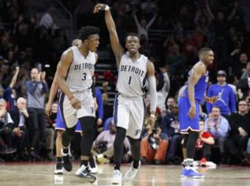 Reggie Jackson celebra la canasta con Stanley Johnson.