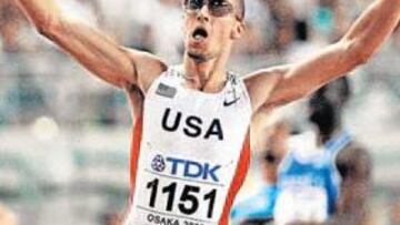 <b>APOTEOSIS. </b>En la imagen superior, Wariner festeja su oro. Abajo, el trío americano, que copó el podio.