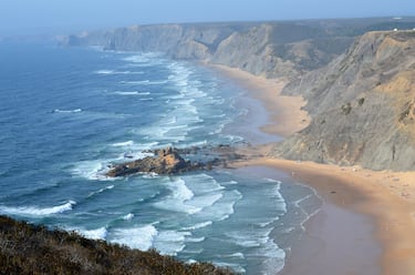Esta es una playa amplia, con un arenal que se pierde de vista. La visión de los acantilados en sucesivos recortes, cada vez más nebulosos, es deslumbrante. A lo largo de la playa, y a pesar de que es frecuentada por escuelas de surf y bodyboard, siempre es posible encontrar algo de tranquilidad. Los acantilados son altos —alcanzan más de cien metros de altura—, y en esta playa hay un peñasco que hace las veces de mirador natural y desde el cual se suelen realizar saltos de parapente.