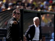 Colombia's Argentine coach Nestor Lorenzo (L) and France's coach Didier Deschamps look on during a friendly football match between Colombia and France at Northwest Stadium in Landover, Maryland, on March 29, 2026. (Photo by FRANCK FIFE / AFP)