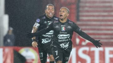 Once Caldas' forward #07 Michael Barrios celebrates after scoring his team's second goal during the Copa Sudamericana round of 16 second leg football match between Argentina's Huracan and Colombia's Once Caldas at the Tomas Adolfo Duco Stadium in Buenos Aires on August 19, 2025. (Photo by ALEJANDRO PAGNI / AFP)