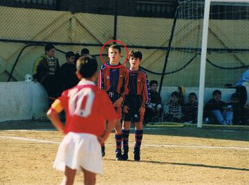 Piqué nació en Barcelona el 2 de febrero de 1987. Ingresó en las categorías inferiores del Barça en 1997 con tan sólo diez años. 
 