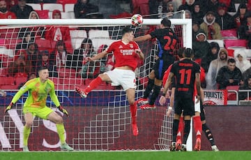 4-4. Centro medido de Pedri desde la izquierda que remata de cabeza Eric Garca, superando al guardameta del Benfica, Anatolii Trubin.