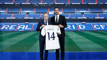 Joselu posa con Florentino el día de su presentación como jugador del Real Madrid.