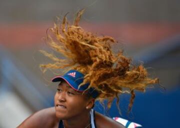 La tenista japonesa Naomi Osaka sirve durante el partido ante la chinaYing-Ying Duan.