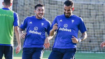 Negredo y Espino, del Cádiz, durante un entrenamiento.