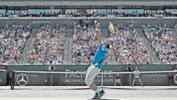 <b>DUELO AL SOL. </b>La central del Indian Wells Tennis Garden, rodeada por el desierto de Palm Springs, asistió al duelo entre dos tenistas que son el futuro: Nadal y Djokovic.