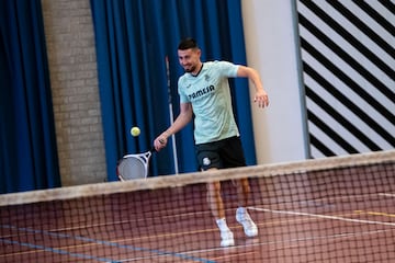 Moi Gómez jugando al tenis.