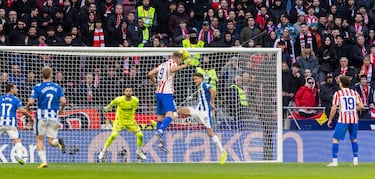 Sorloth marca de cabeza el 1-0 al Alavés. 