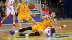 Pablo Aguilar lucha por un bal&oacute;n en el partido ante el Lokomotiv Kuban.