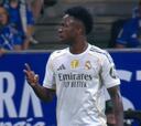 Vinicius, al que tiraron una botella, hace el gesto de “a Segunda” a la afición del Oviedo