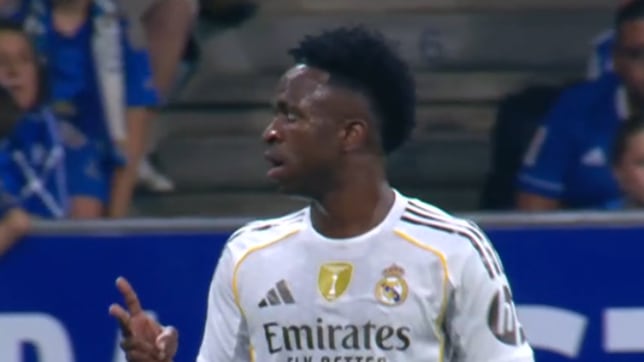 Vinicius, al que tiraron una botella, hace el gesto de “a Segunda” a la afición del Oviedo