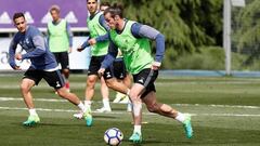Bale se entrena con el grupo este jueves.