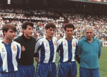 Se cumplen cinco años del fallecimiento de la leyenda del Atlético de Madrid. Como entrenador ha dirigido a nueve clubes: Atlético de Madrid, Betis, Barcelona, Espanyol, Sevilla, Valencia, Oviedo, Mallorca, Fenerbahçe además de haber sido seleccionador del combinado nacional español. En su palmarés hay 4 Copas del Rey (tres con el Atleti y una con el Barcelona), una Liga, una Supercopa de España, una Copa Intercontinental con los rojiblancos y la Eurocopa de 2008 con la selección española. A esto hay que sumarle qu ha sido galardonado con la medalla de oro de la Real Orden del Mérito Deportivo y Premio IFFHS como mejor seleccionador del año.