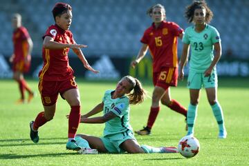 Amanda Sampedro controla un balón frente a Tatiana Pinto.