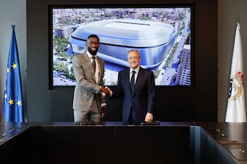 El defensa alemán ha sido presentado como nuevo jugador del Real Madrid de la mano del presidente Florentino Pérez. En la foto, la firma del contrato. 
