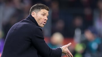 Leverkusen (Germany), 06/02/2024.- Leverkusen's head coach Xabi Alonso gestures during the German DFB Cup quarter final soccer match between Bayer 04 Leverkusen and VfB Stuttgart in Leverkusen, Germany, 06 February 2024. (Alemania) EFE/EPA/Christopher Neundorf CONDITIONS - ATTENTION: The DFB regulations prohibit any use of photographs as image sequences and/or quasi-video.
