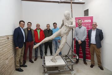 Una vez que los 250 kilos de barro estén modelados, se fundirá en bronce en Arte 6, en la localidad de Arganda. 
En la imagen de izquierda a derecha: Catali (exjugador del Albacete y asesor del ayuntamiento), Modesto Belinchón ( Concejal de Deportes de Albacete), José Antonio Iniesta ( padre de Iniesta), Javier Molina (escultor), Eduardo Sánchez (Director de la Fundación Soliss), Victor Varela (vicepresidente del Albacete) y Luis Castelo (periodista).
