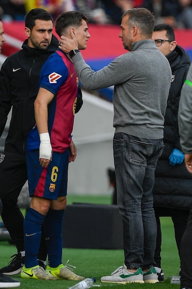 El entrenador del Barcelona, Hansi Flick, convence a Gavi para que abandone el partido tras el choque.