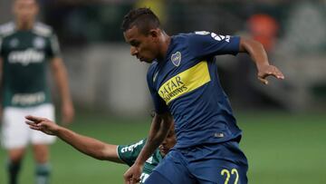 Boca Juniors&#039; Sebastian Villa in action with Palmeiras&#039; Gustavo Scarpa. 