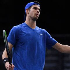 El defensor del título Khachanov cae en su estreno