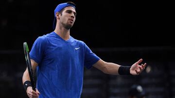 El defensor del título Khachanov cae en su estreno