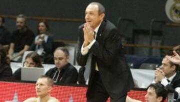 <b>MESSINA, MEJOR TÉCNICO DEL MES</b> La Asociación de Entrenadores Españoles de Baloncesto (AEEB) ha designado a Ettore Messina como mejor técnico del mes de octubre después de firmar con el Real Madrid una racha de cinco triunfos en el arranque liguero y mantenerse invicto. El entrenador italiano se estrena así con premio en la competición española.