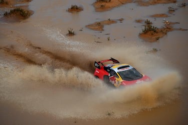 El piloto francés de Brx, Sebastien Loeb, y el copiloto belga, Fabian Lurquin, compitiendo en la novena etapa. 