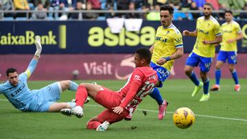 Samuel Lino no llega a empujar un balón en el Cádiz-Atlético.