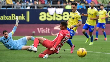 Samuel Lino no llega a empujar un balón en el Cádiz-Atlético.