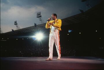 Nacido en una familia de origen parsi india, Freddie Mercury primero britanizó su nombre Farrokh a Freddie manteniendo su apellido, pero para evitar prejuicios raciales cambió su apellido, también en el registro civil, y ya nunca más sería Farrokh Bulsara y todos le conocerían con el nombre de Freddie Mercury.