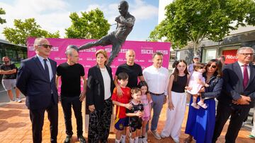 Andrés Iniesta, junto a su estatua en los alrededores del Carlos Belmonte.