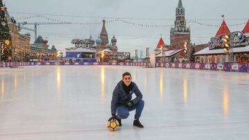 El patinador espa&ntilde;ol Javi Fern&aacute;ndez posa con un bal&oacute;n de f&uacute;tbol en una pista de patinaje en la Plaza Ruja de Mosc&uacute;.