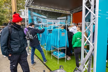 La Plaza de España de Madrid acoge la Fan Zone de los Miami Dolphins. 